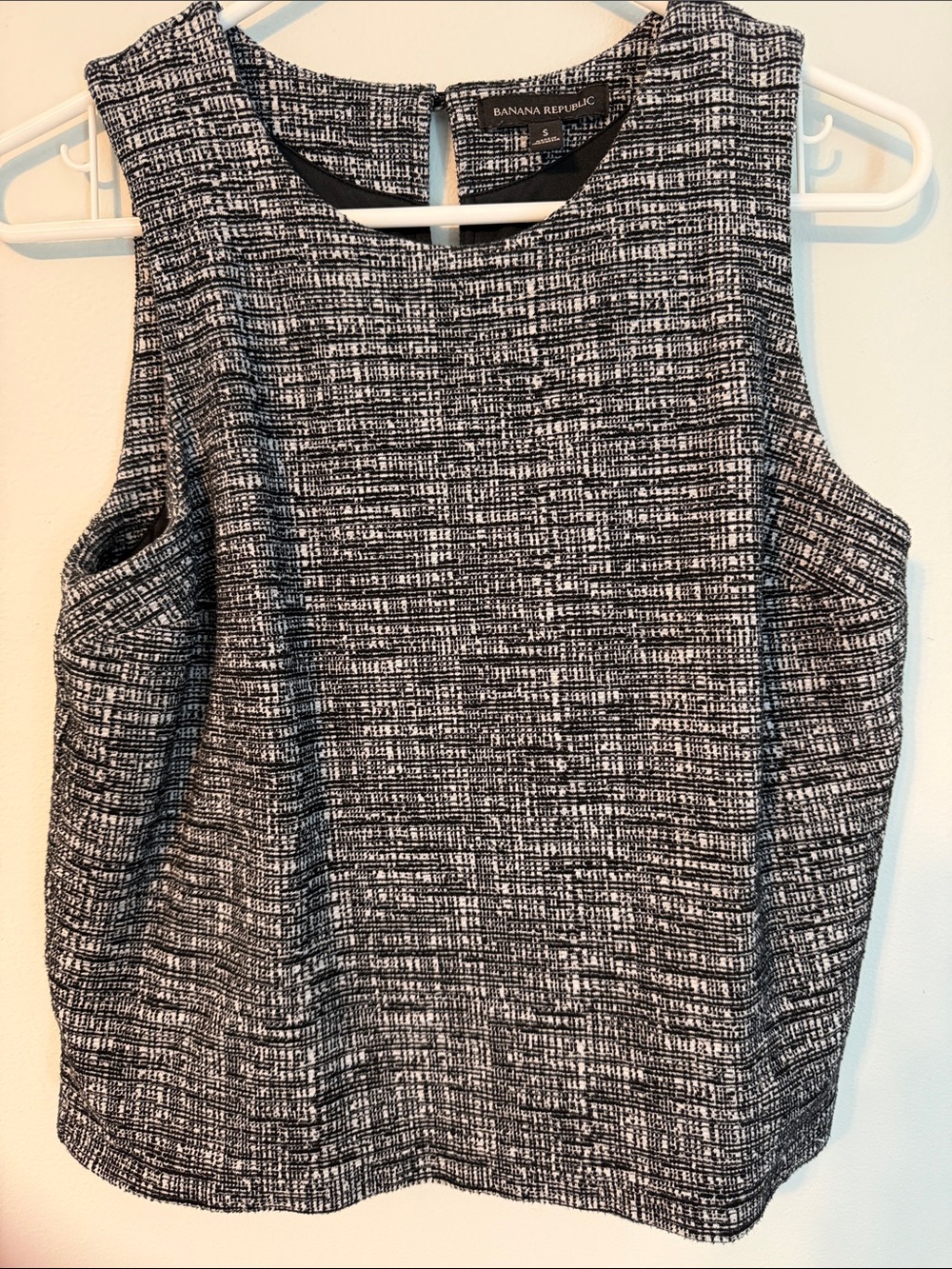 Banana Republic Black & White Textured Sleeveless Top